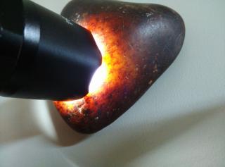 手头有一块和田红皮石包玉,420克,高手看看